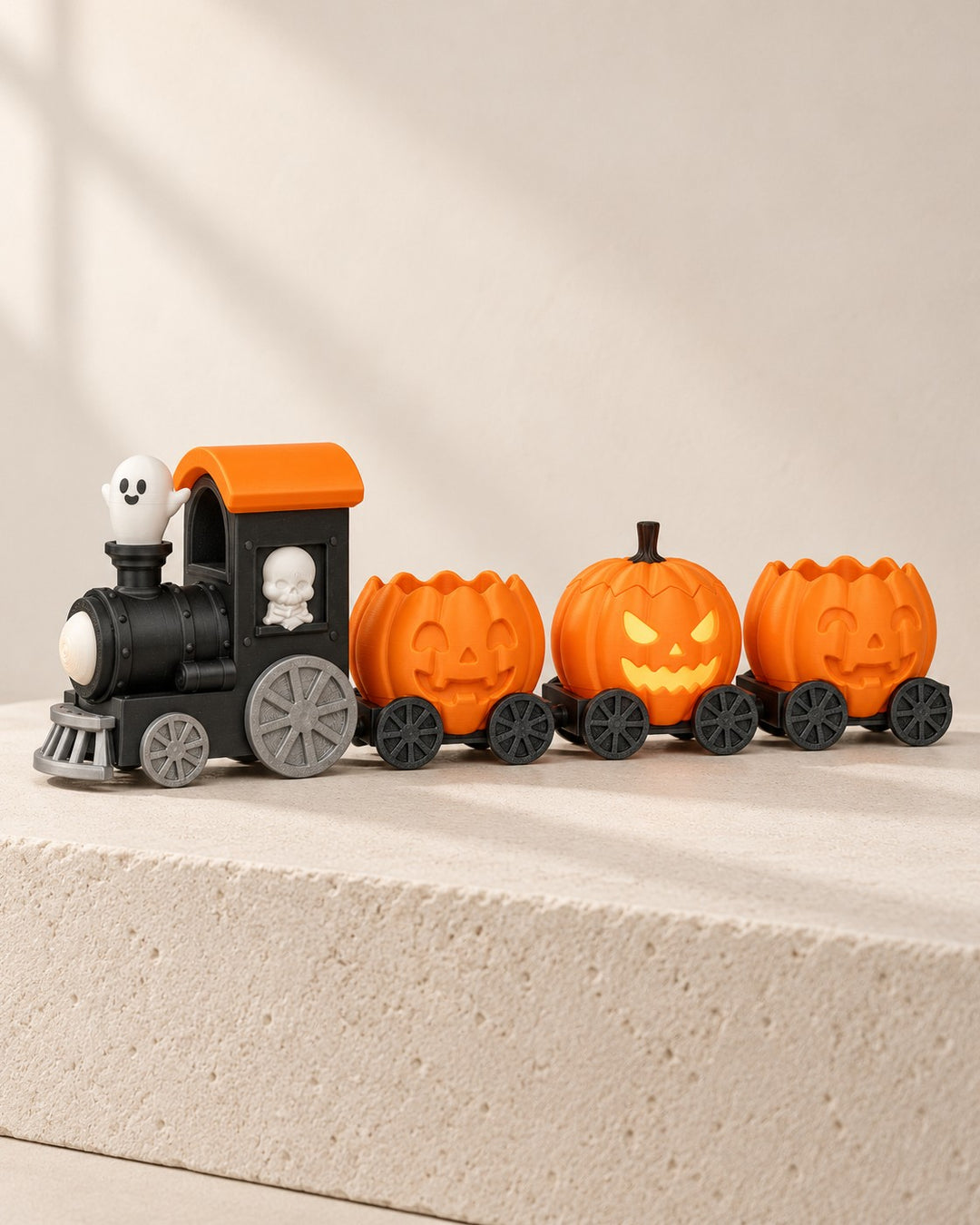 Haunted Pumpkin Train: Locomotive with three carved pumpkin wagons, 37 cm long